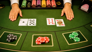 Baccarat có cách chơi như thế nào?: game bài baccarat Bàn baccarat với các lá bài và phỉnh trên nỉ xanh