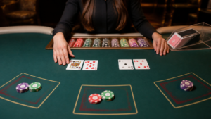 Bàn baccarat với bài và phỉnh trong một ván chơi tại casino