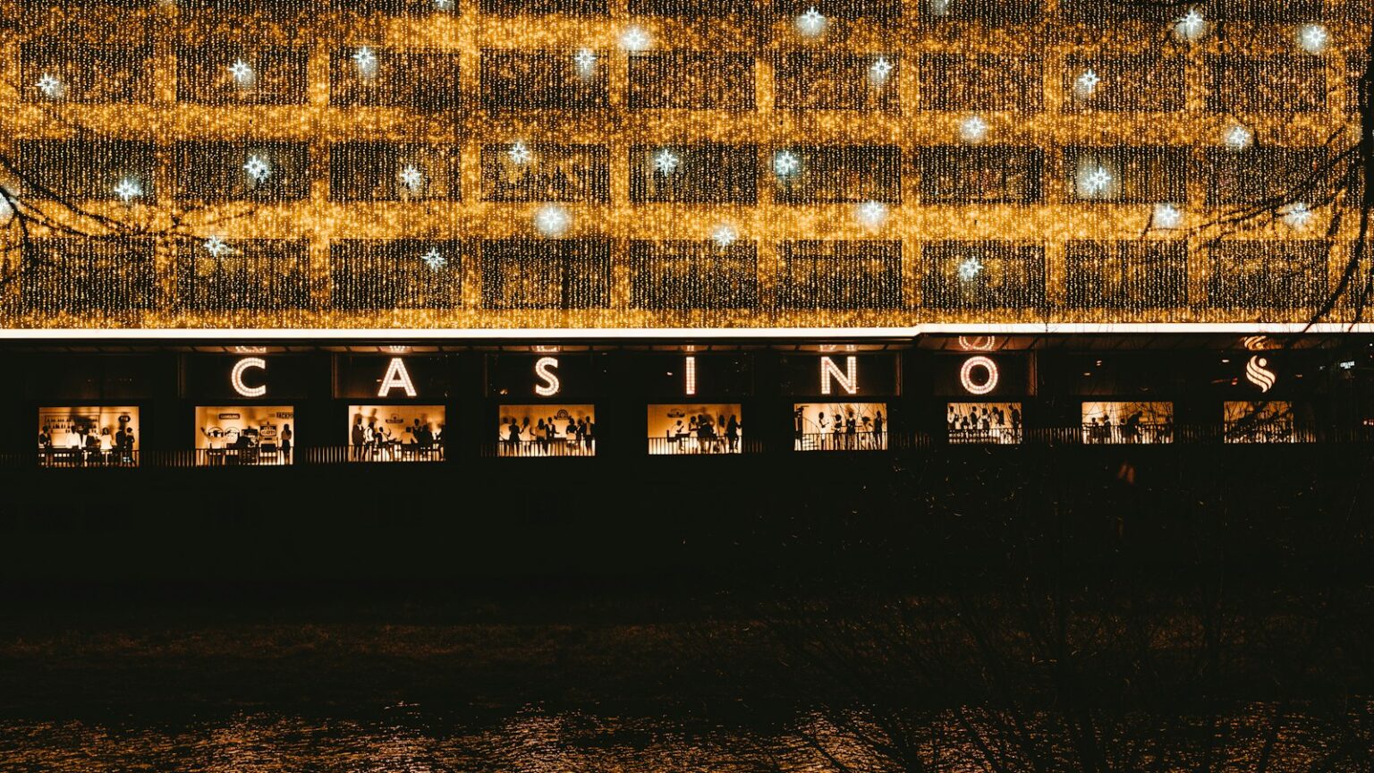 Online Casino Israel: A Look at Modern Casino Technology Hình ảnh bàn quay roulette tại một nền tảng giải trí trực tuyến chất lượng (Photo by Claudio Schwarz on Unsplash)